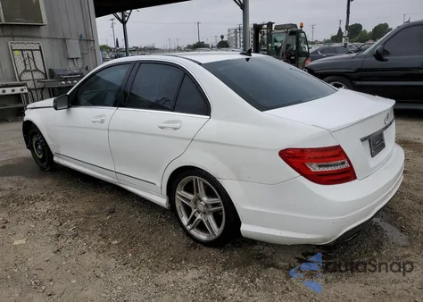 2013 Mercedes-Benz C 250 z USA, uszkodzony, nr VIN WDDGF4HB5DA759307